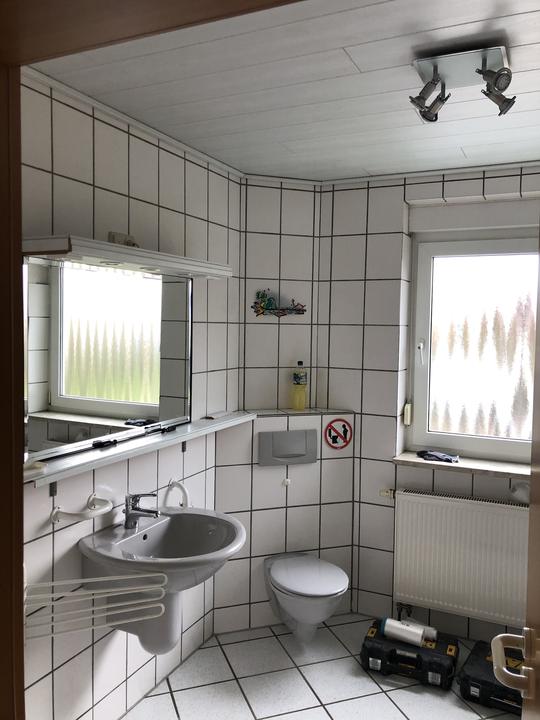 Vorher: Bad mit Holzboden und Lichtvoute