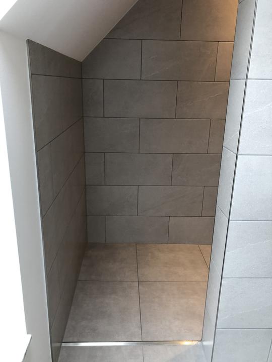 Dusche unter der Dachschräge