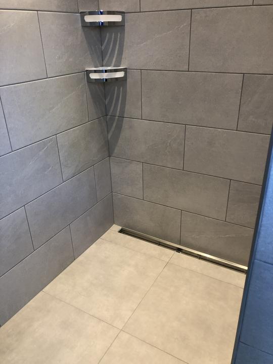 Bodengleiche Dusche mit Duschrinne