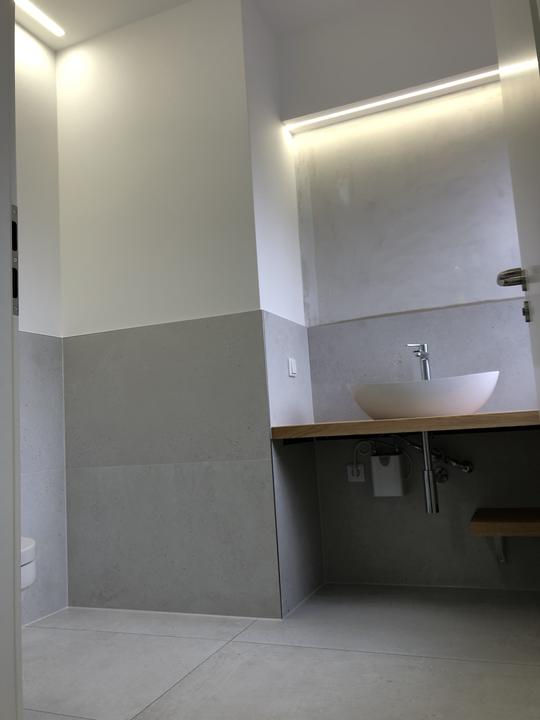 Gäste-WC mit Aufsatzbecken und Holzplatte