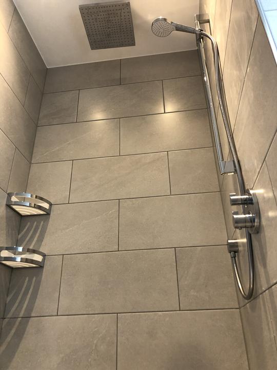 Dusche mit Regenbrause, Fliesen im Verband