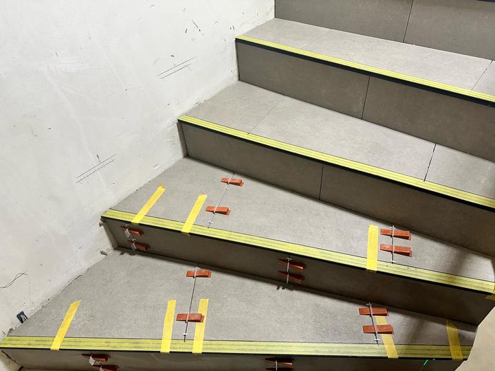 Treppenstufen mit Kantenschutz in Arbeit